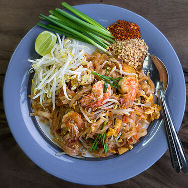 1200px-Phat_Thai_kung_Chang_Khien_street_stall